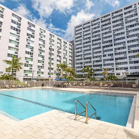 St Pete Studio With Pool